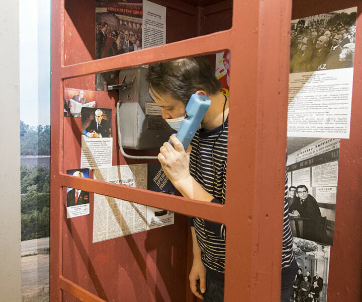 Телефонная будка в экспозиции музея