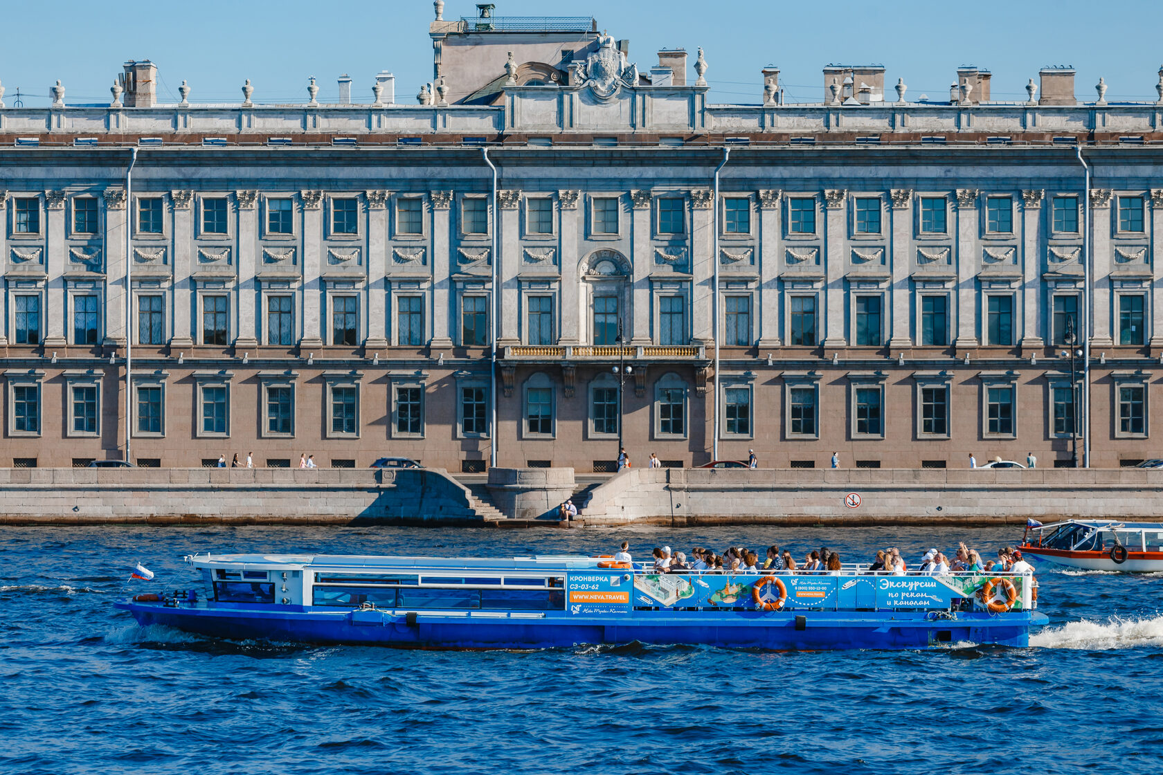 Neva travel санкт петербург. Теплоход Кронверка. Петербургский Кронверк. Кронверк корабль в Санкт-Петербурге.