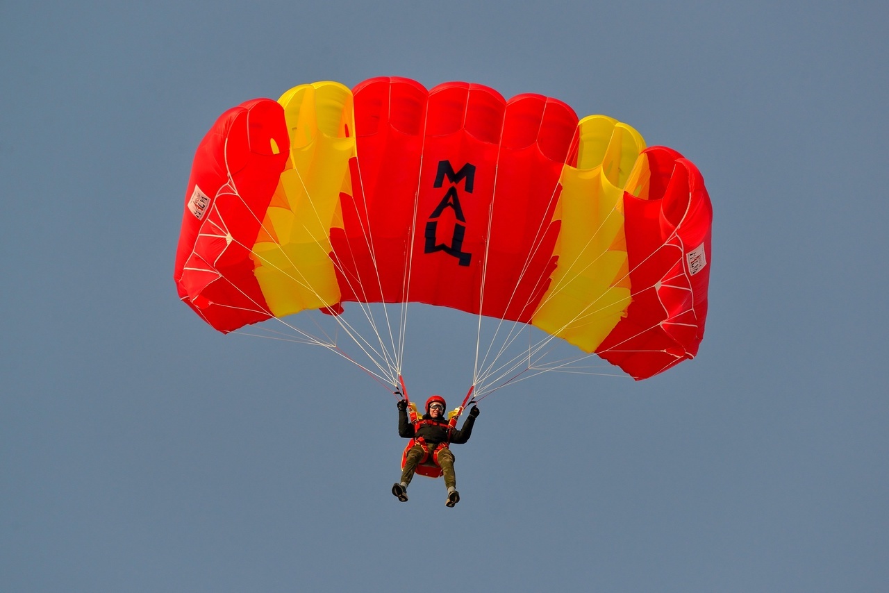 Киржач парашют. SKYJUMP. Неожиданный парашютист а Глазго это.