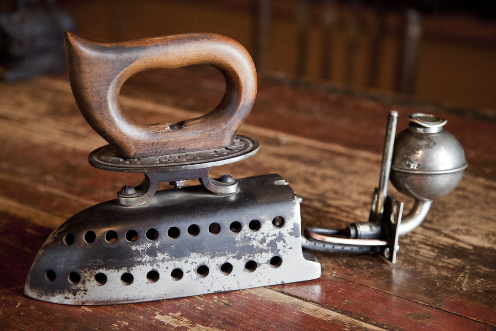 старая вещь по другому. предметы старины. старые вещи антиквариат. старый утюг. антикварные предметы.