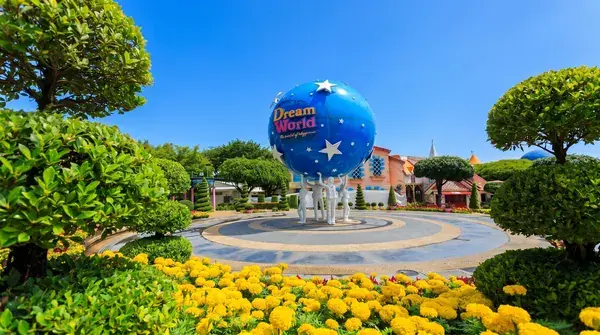 Синий глобус Dream World на площади с топиарием и клумбами бархатцев