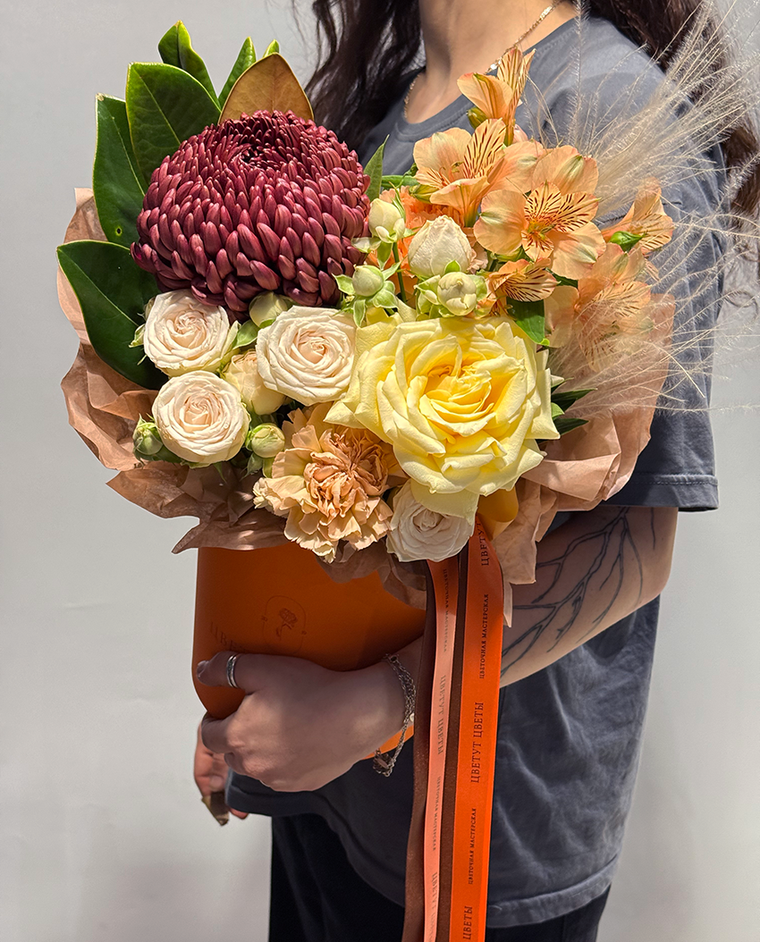Композиция в цилиндре в осенней гамме с доставкой по Краснодару
