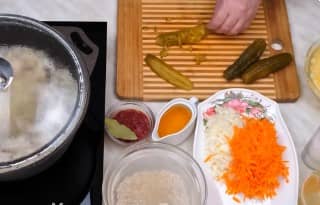 Приготовление рассольника с перловкой и солёными огурцами со свининой: шаг 3