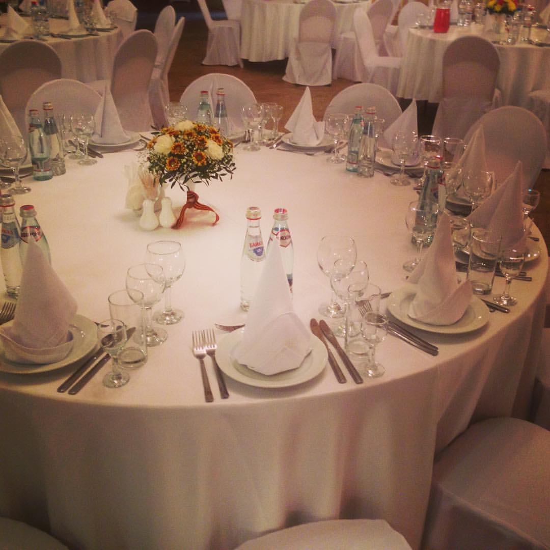 Банкетный зал для свадьбы. Украшение гостевых столов на свадьбу. Аренда банкетного зала для торжества. Аренда банкетного зала для торжества. Венециано банкетный зал екб.