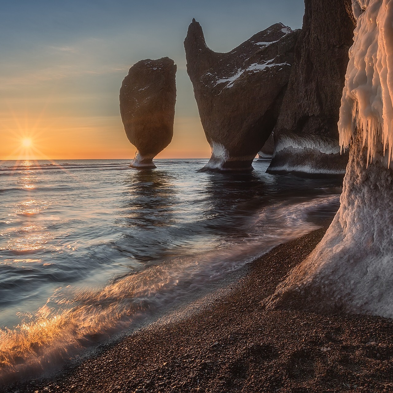 Скалы у моря на закате с мягким светом