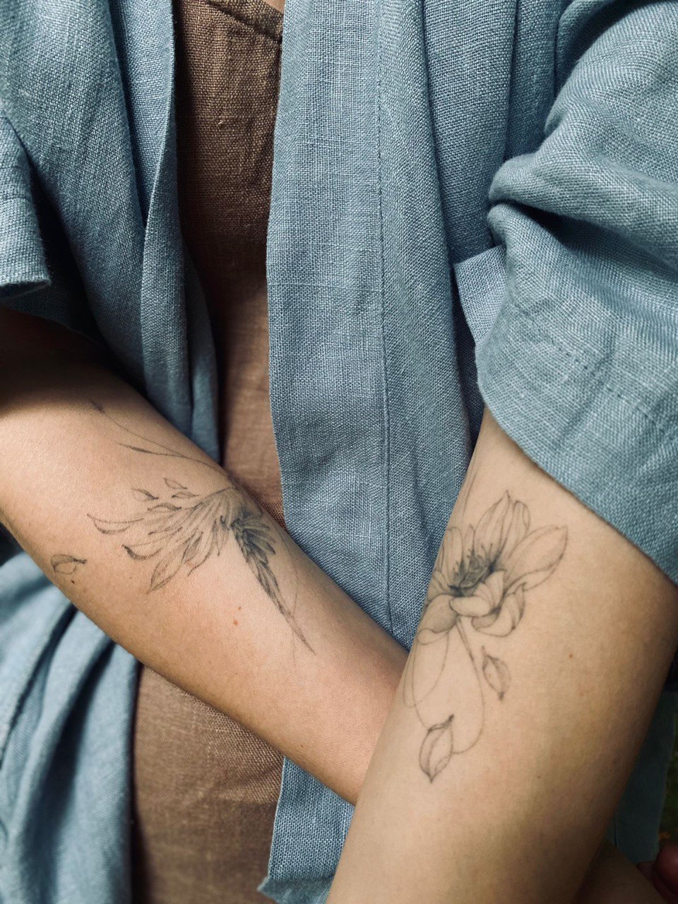 женские руки с татуировками