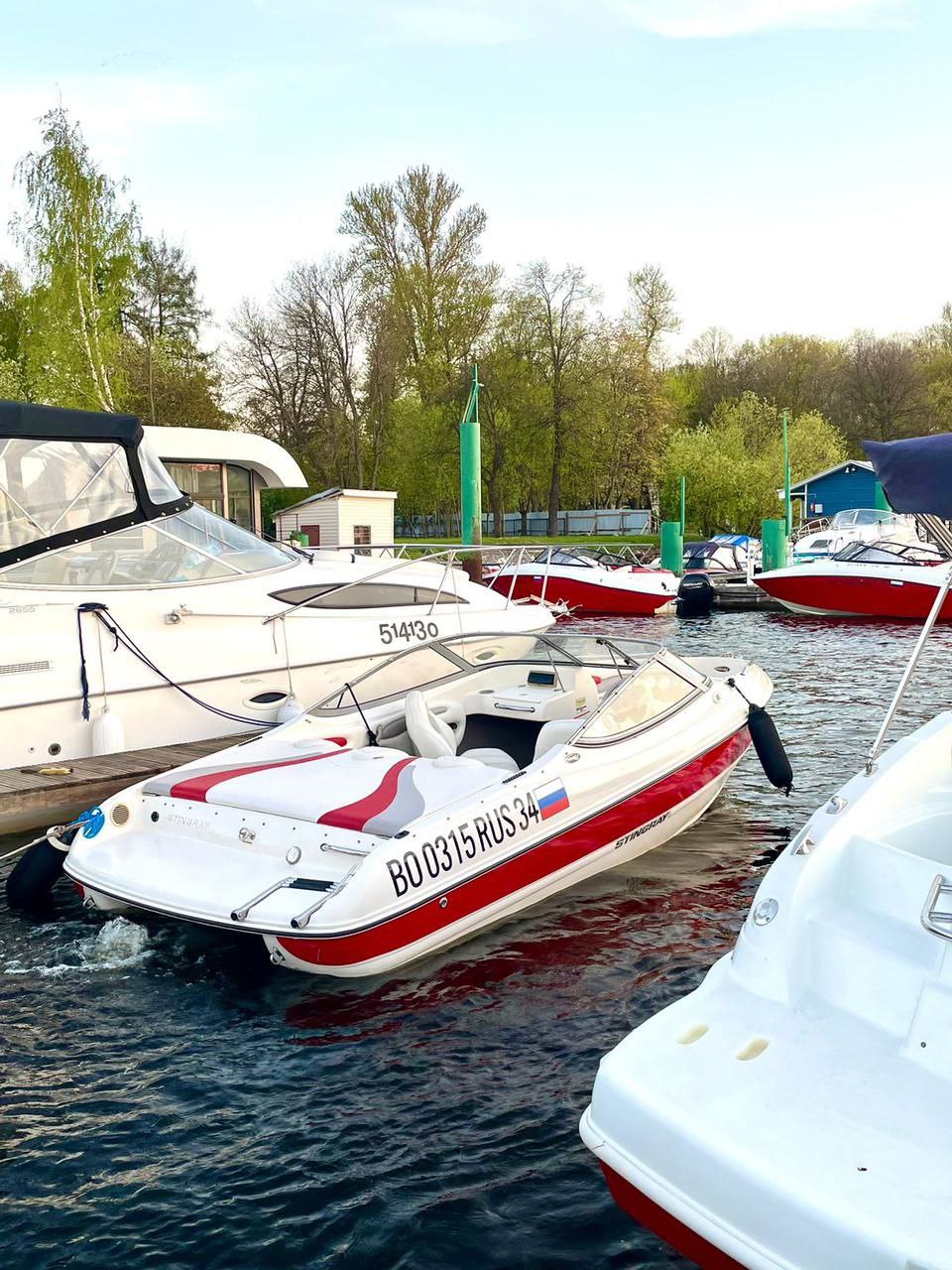 Катер Stingray у пирса - место отправления прогулок