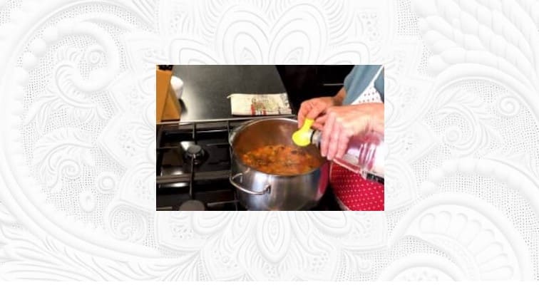 Приготовление салата из баклажанов с помидорами, перцем и огурцами на зиму: шаг 7