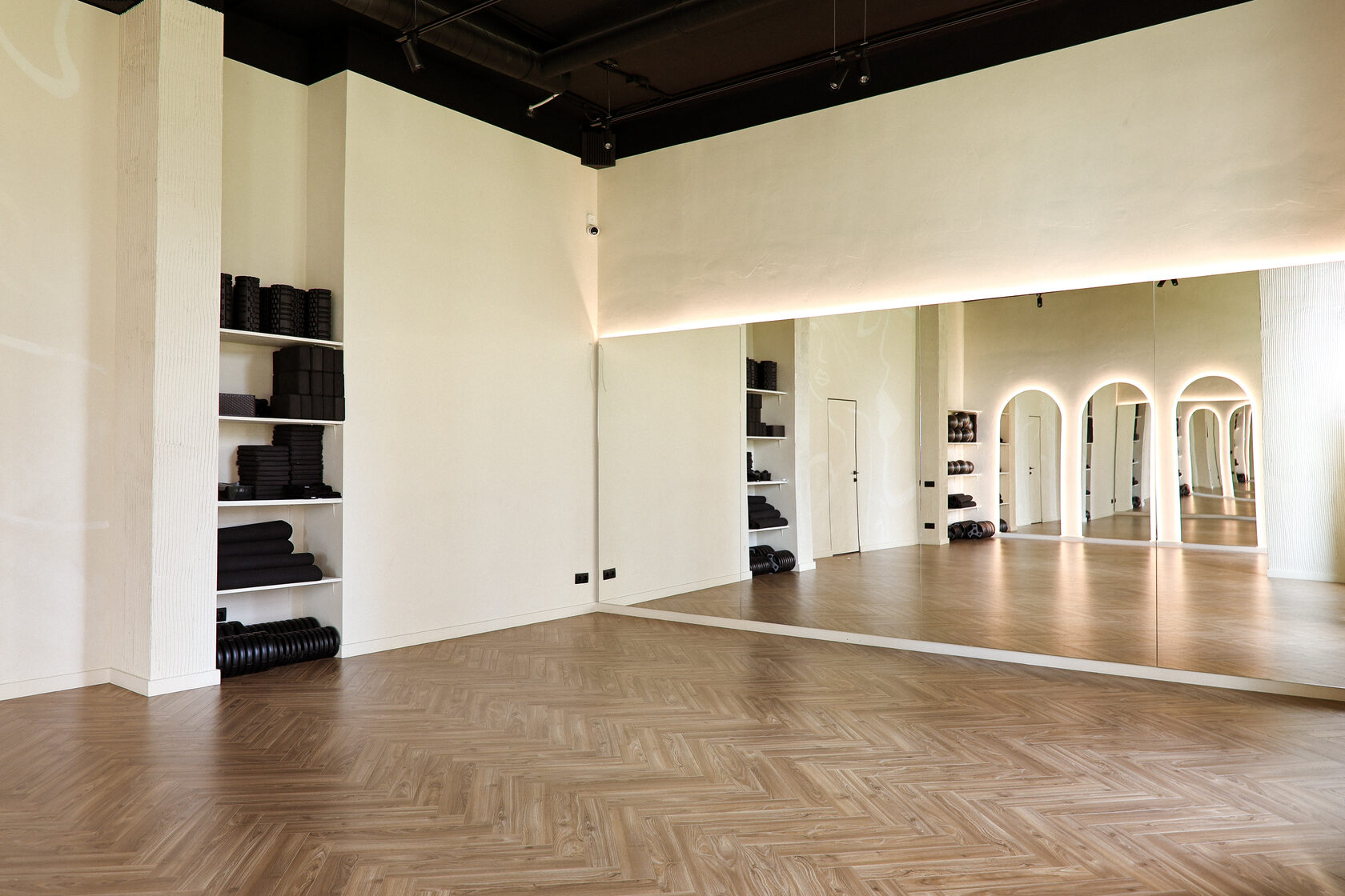 Зал для barre, танцев и poledance в студии в Новоселье