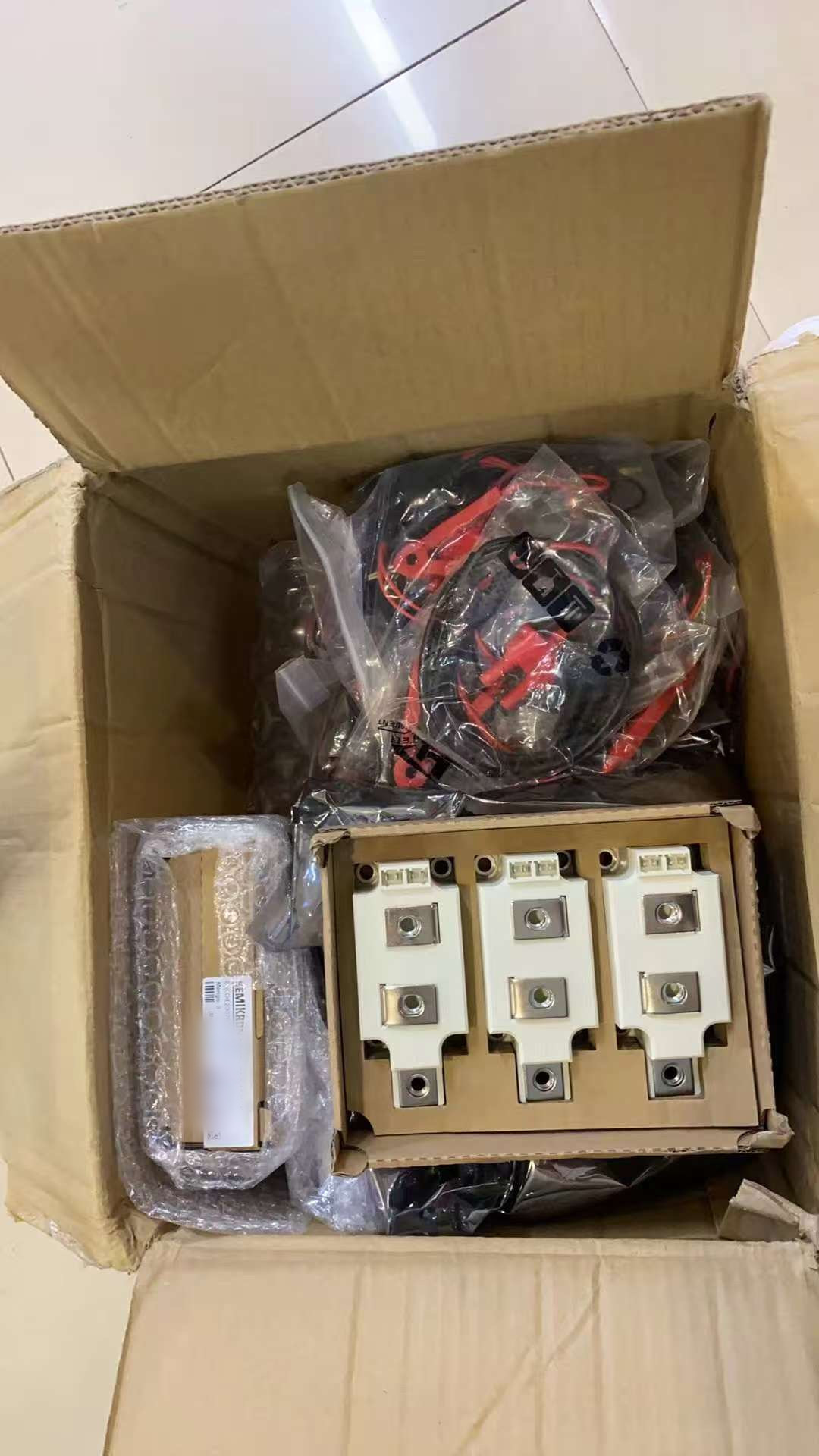 Электротехнические образцы перед упаковкой