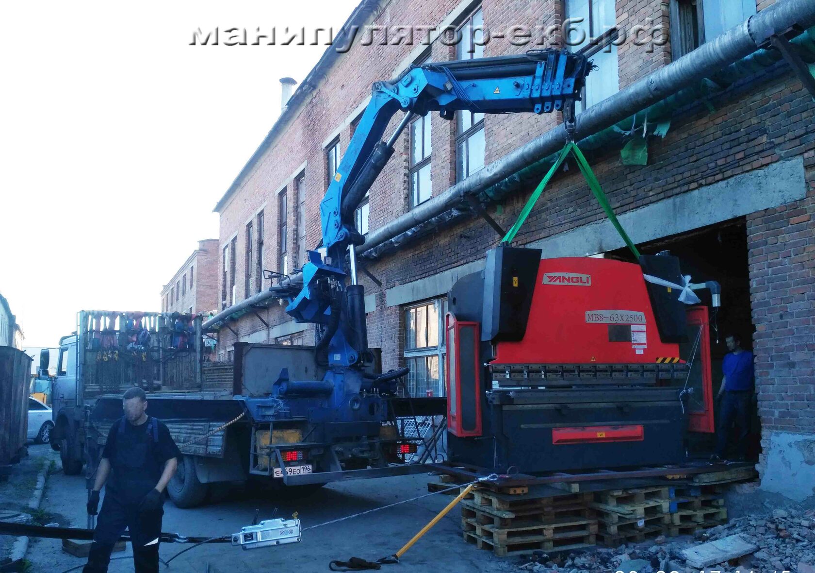 Кран манипулятор 7 тонн на хвосте