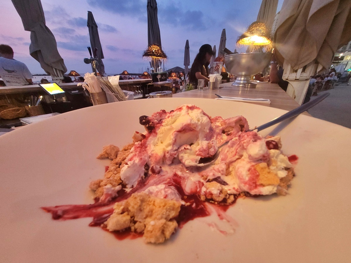 Десерт Павлова с мороженым и красными ягодами.