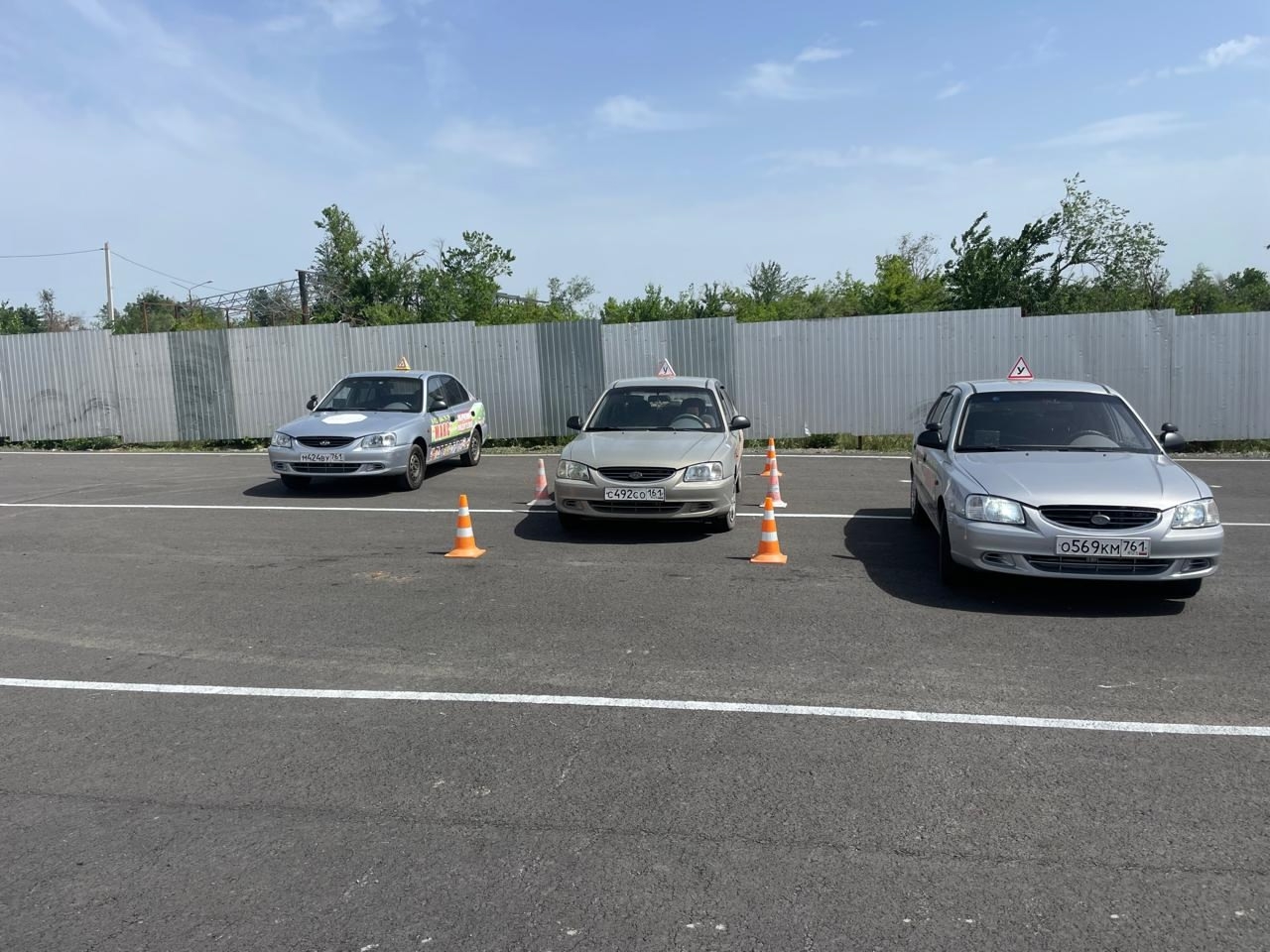 Три учебных автомобиля на автодроме