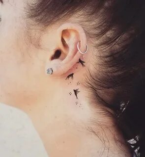 Некоторые татуировки за ухом, сдержанные и элегантные