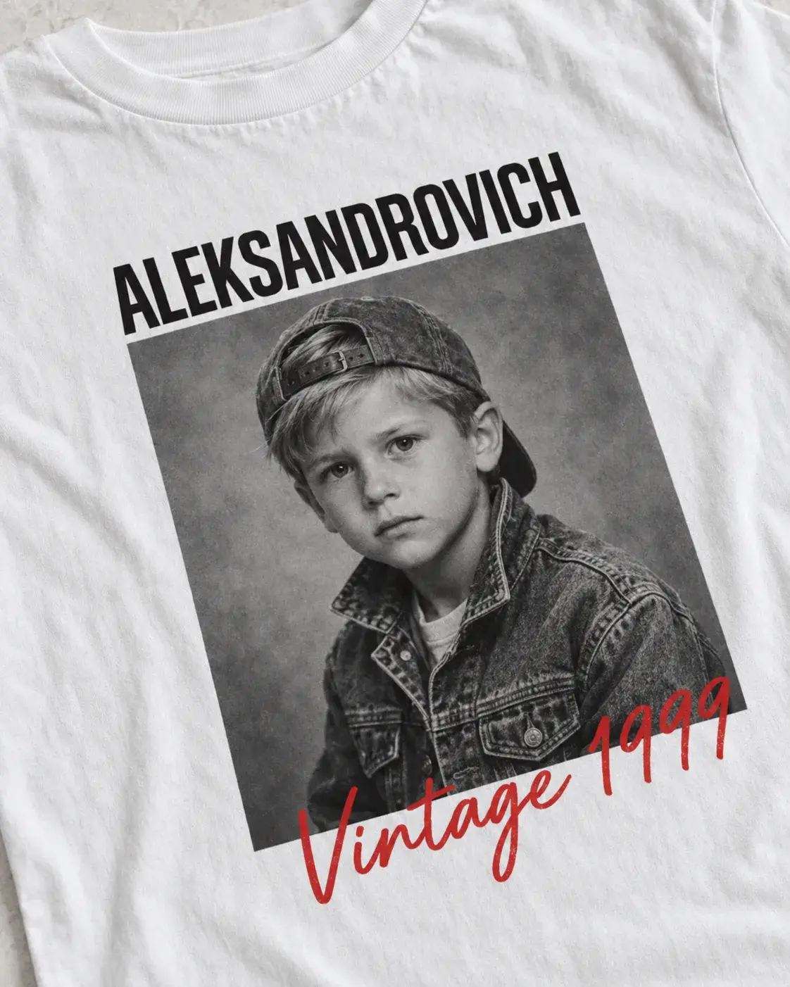 Крупный план принта ALEKSANDROVICH с чёрно-белым детским портретом и красной подписью Vintage 1999