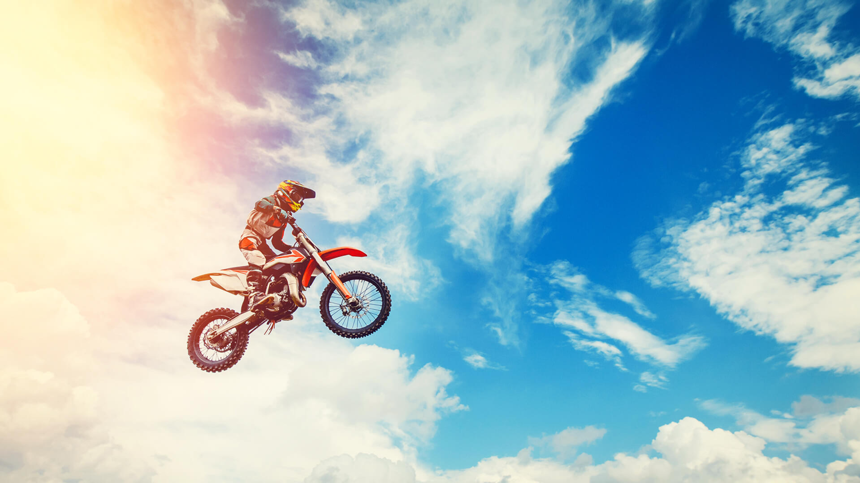 фото парня и девушки на романтическом свидании в публичном месте