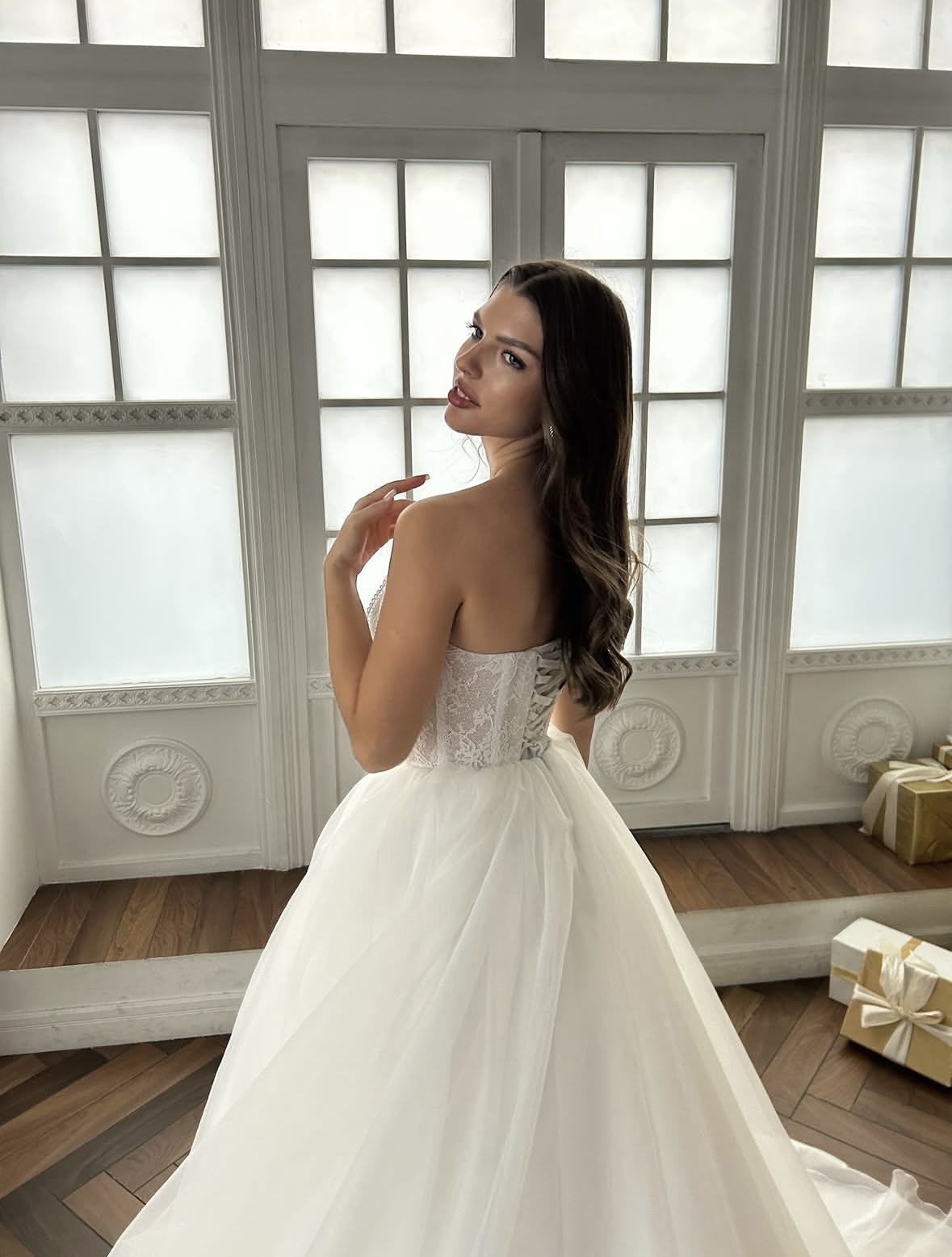 Свадебное платье с открытыми плечами