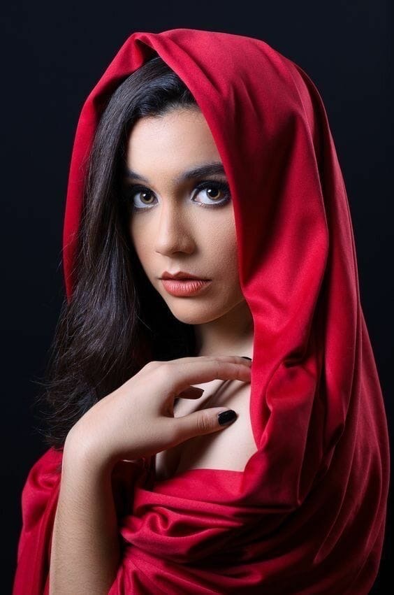 Девушка с красным платком