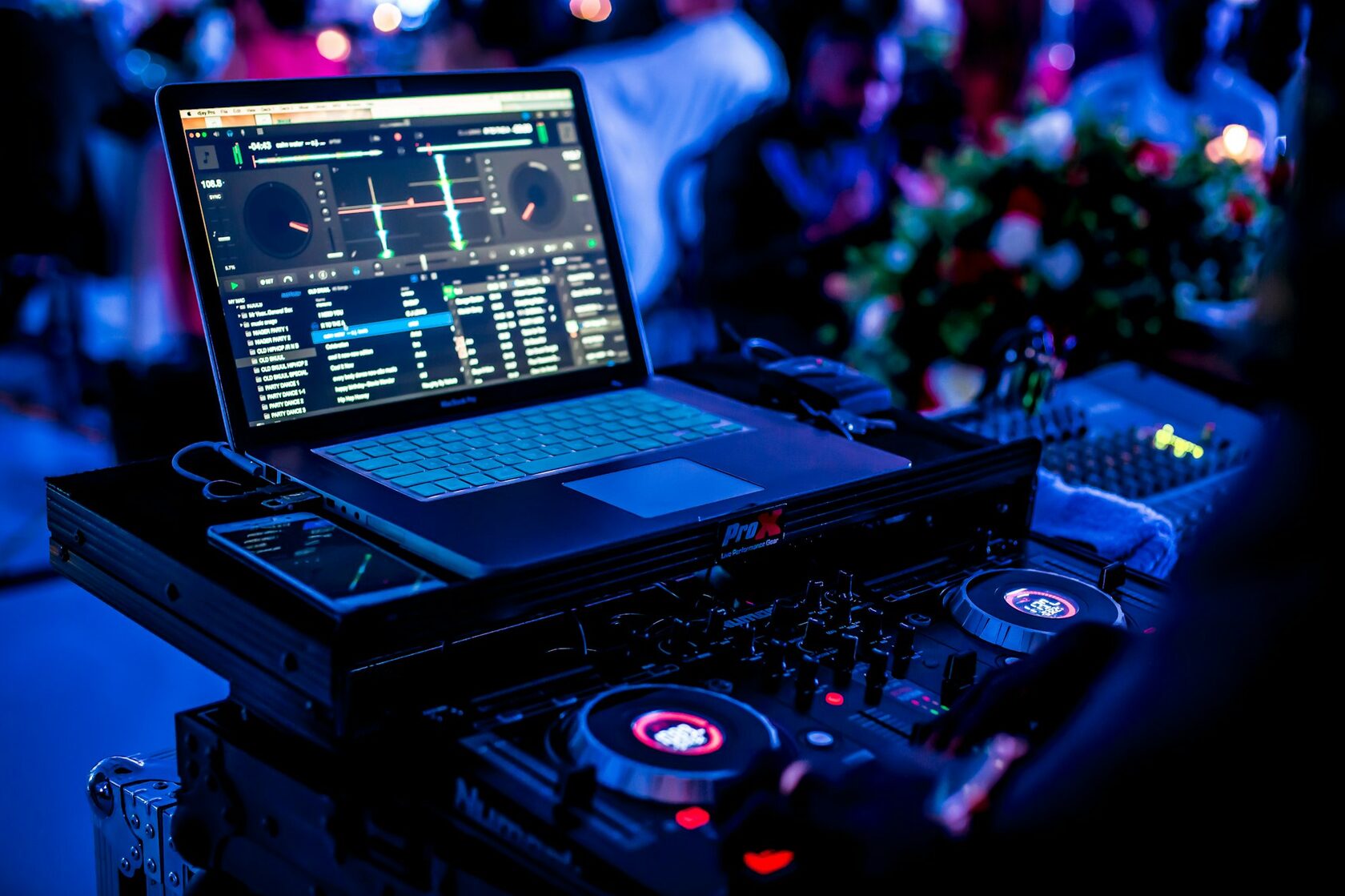 DJ и танцпол — звуковое давление и плотный бас