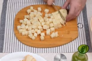 Приготовление салата «Цезарь» с курицей и сухариками: шаг 1