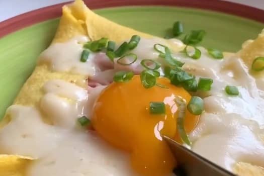 Приготовление омлета конвертиком с начинкой на сковороде: шаг 6