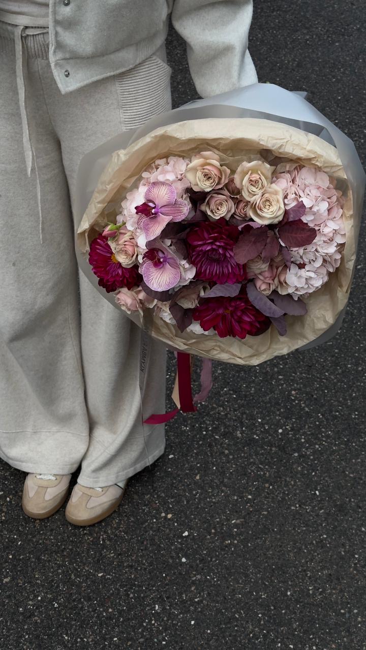 Стильный сезонный букет с фаленопсисами и георгинами в Пятигорске