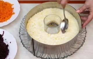 Приготовление салата «Селёдка под шубой»: шаг 8