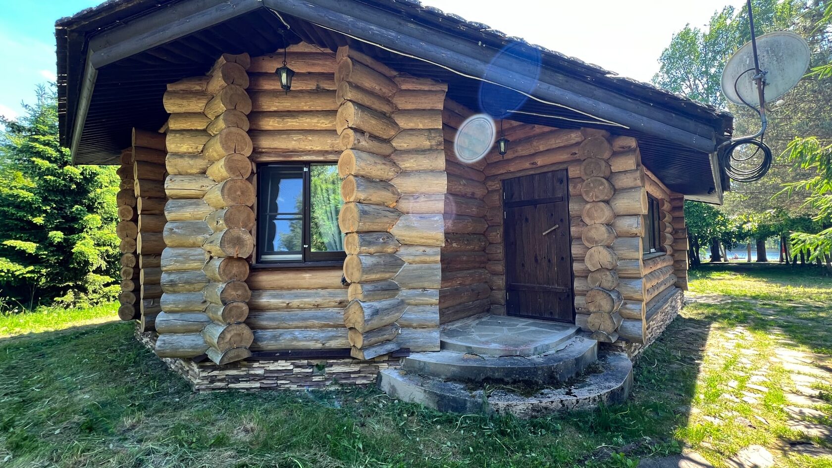 Домик-сруб на территории