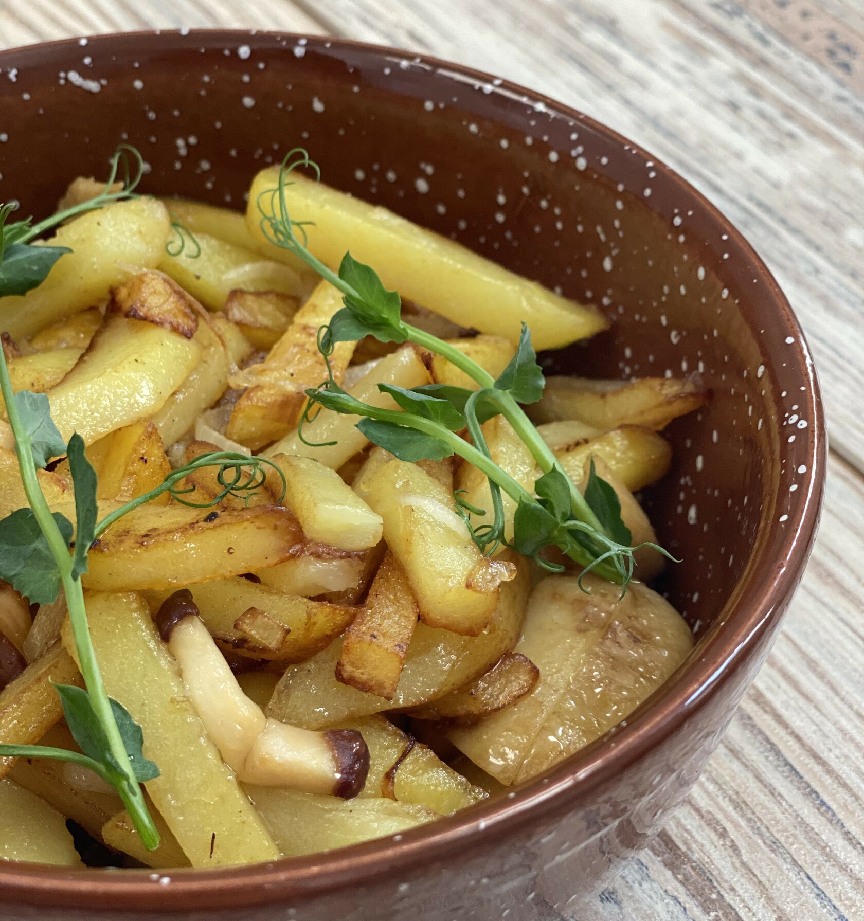 Картошка с грибами и ребрышками в духовке. Картошка жареная дольками. Картошка по калориям.