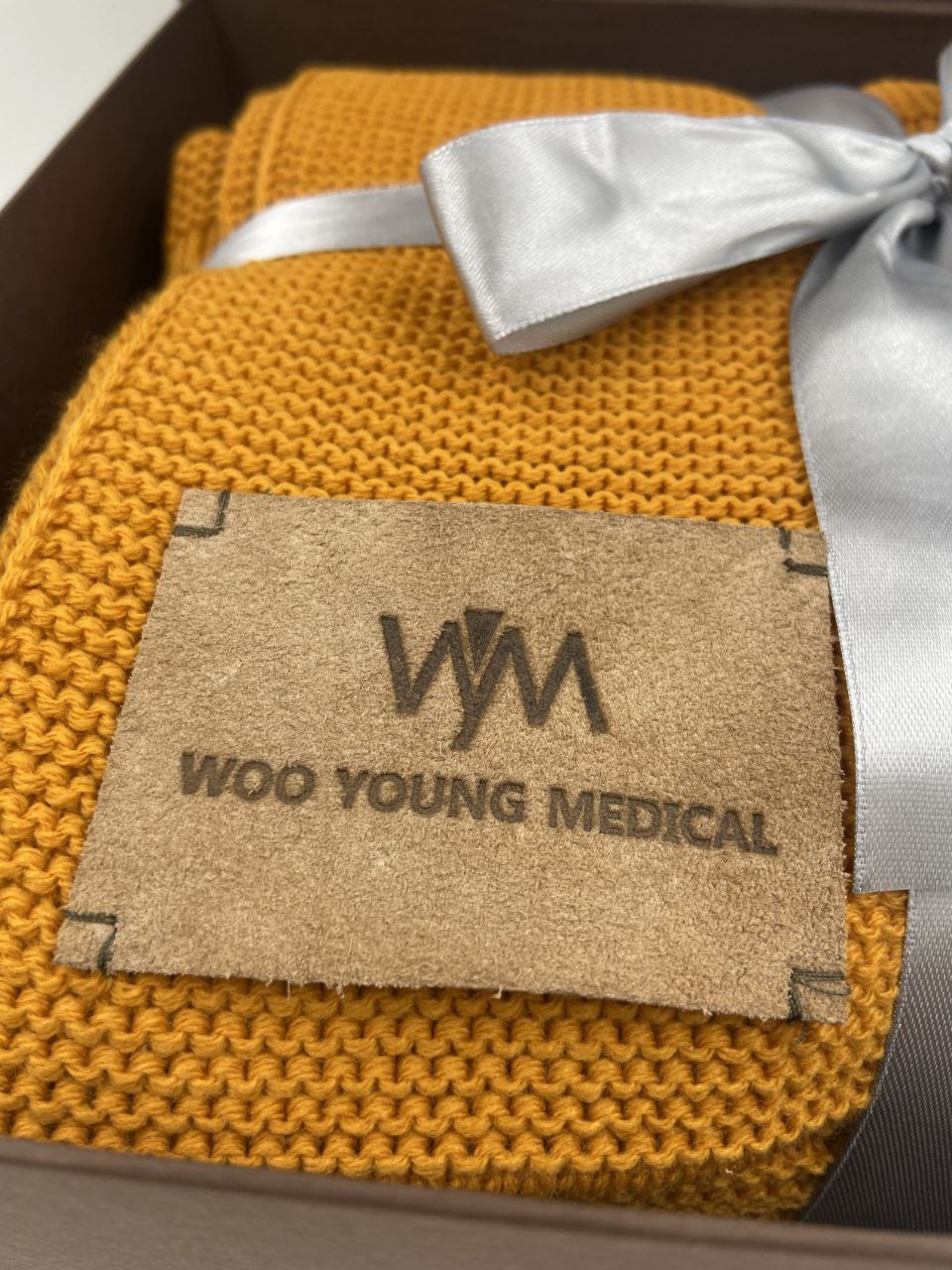 Плед с кожаным лейблом Woo young medical