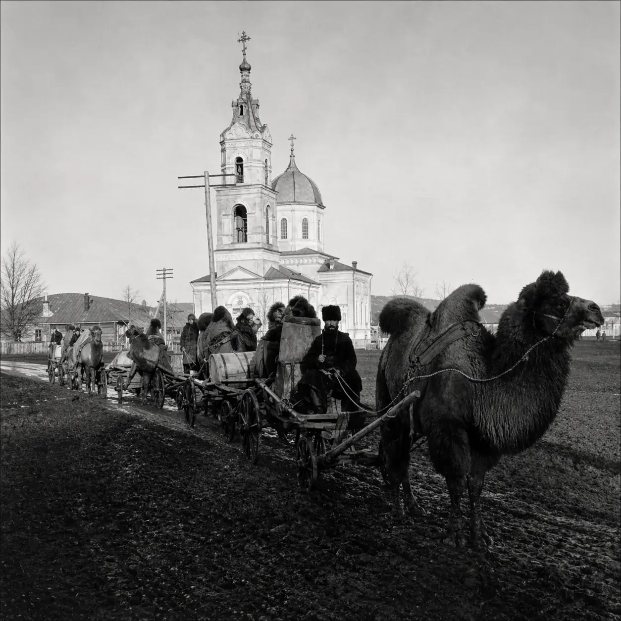 Черно-белая историческая фотография всадников у церкви