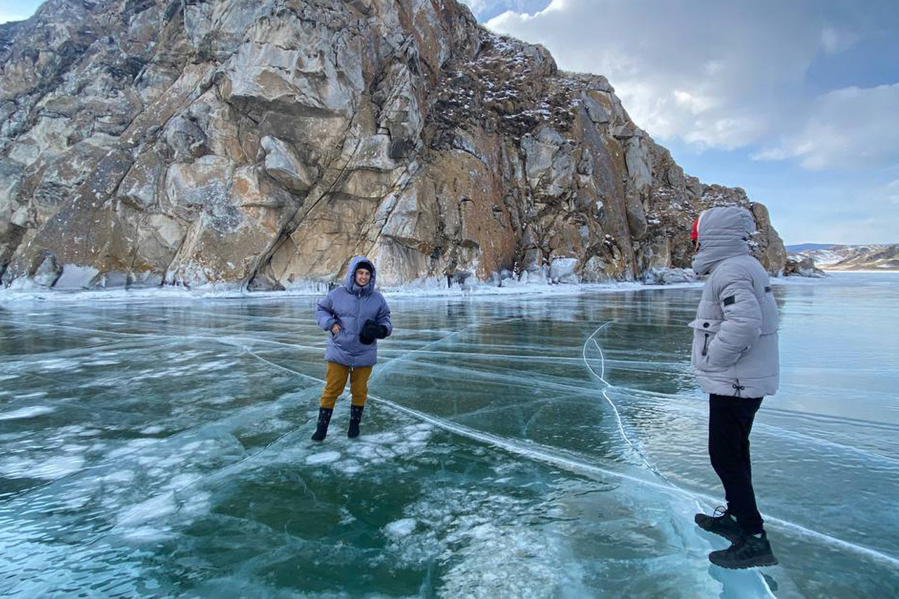 Экскурсии на ольхон из иркутска. Тур на Ольхон зимой. Байкальский лед тур. Экскурсии по Байкалу зимой. Поход по льду Байкала.