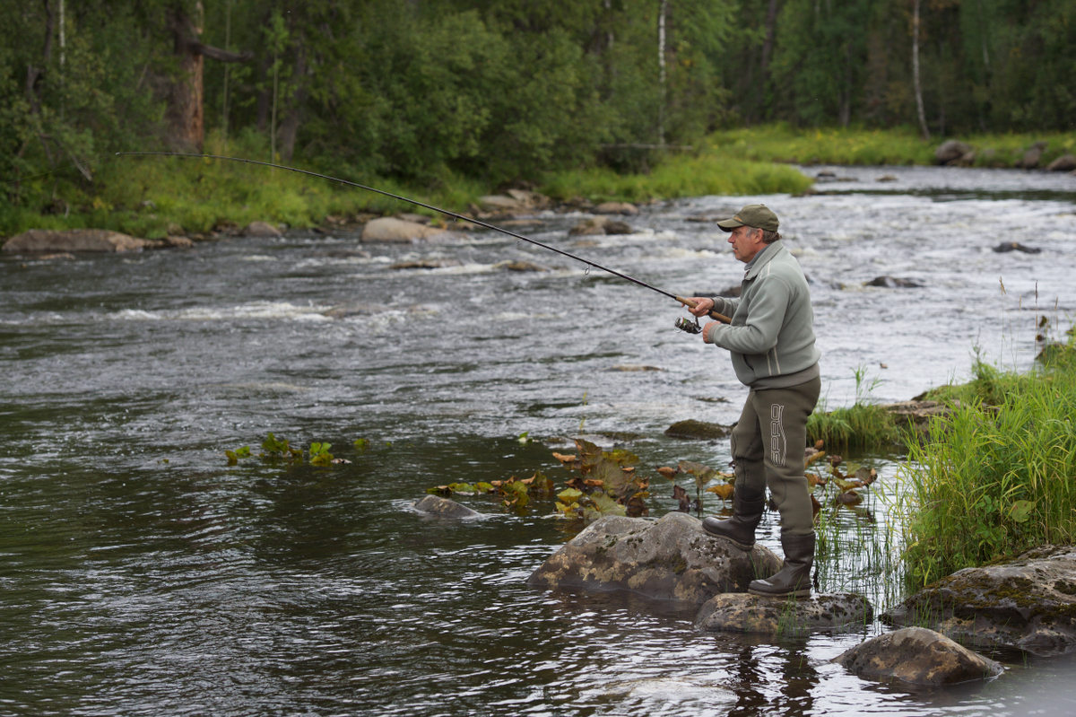 Ловить речную. Река Енисей рыбалка. Рыбалка в Красноярске на Енисее. Река Енисей рыбалка Таймень. Рыбалка на Енисее на хариуса.