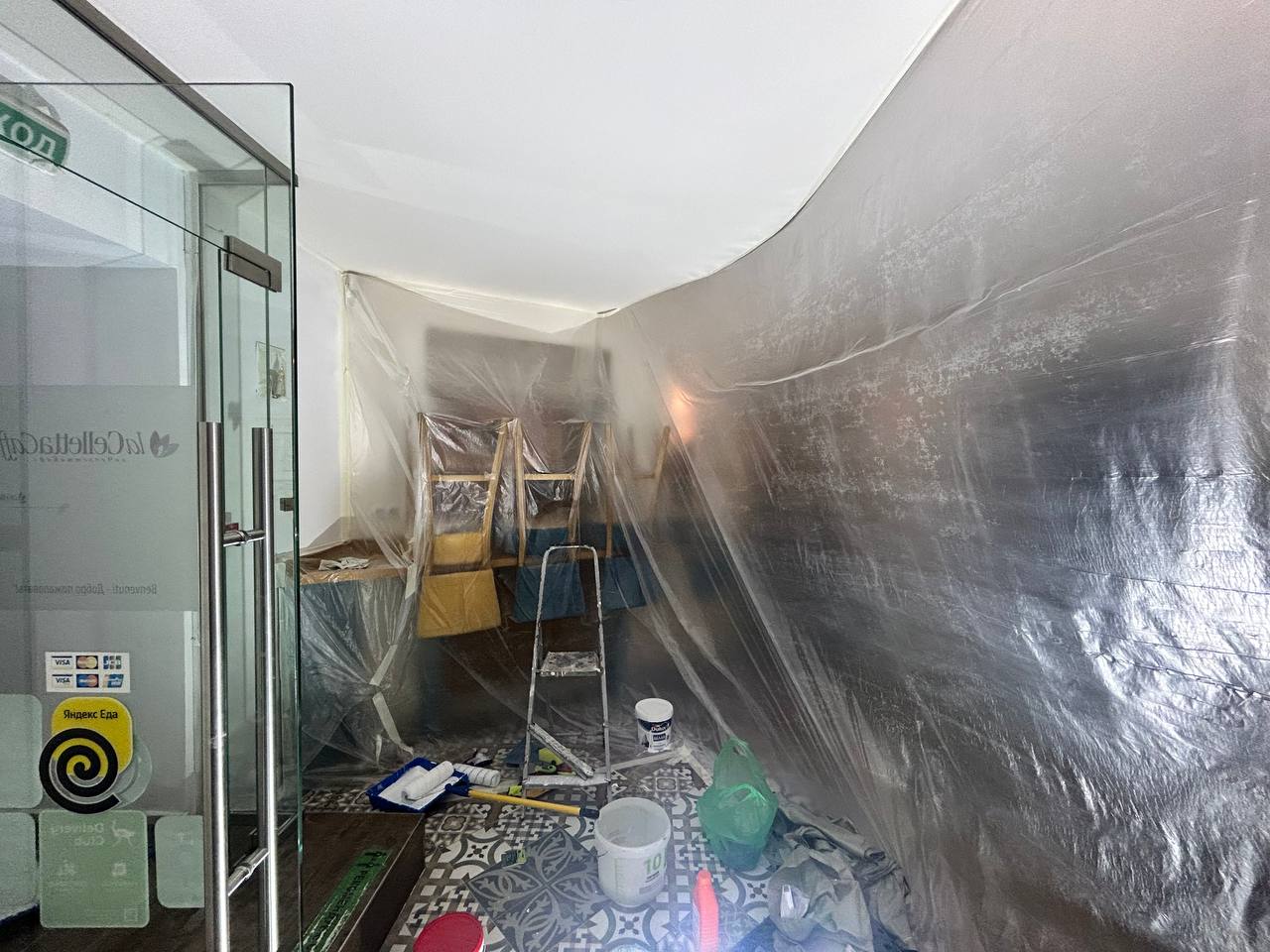 alt: Ремонт и отделка гостиной с декоративной покраской стен title: Современный косметический ремонт квартиры в Санкт-Петербурге защита мебели во время ремонта