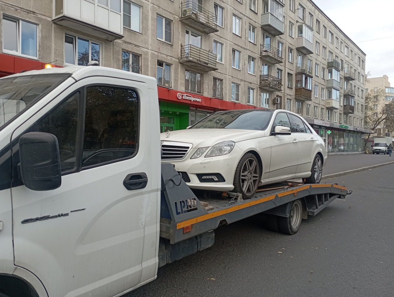 Эвакуация Мерцедес-Бенз клсс Е с Ланского шоссе в Приморском районе Санкт-Петербурга
