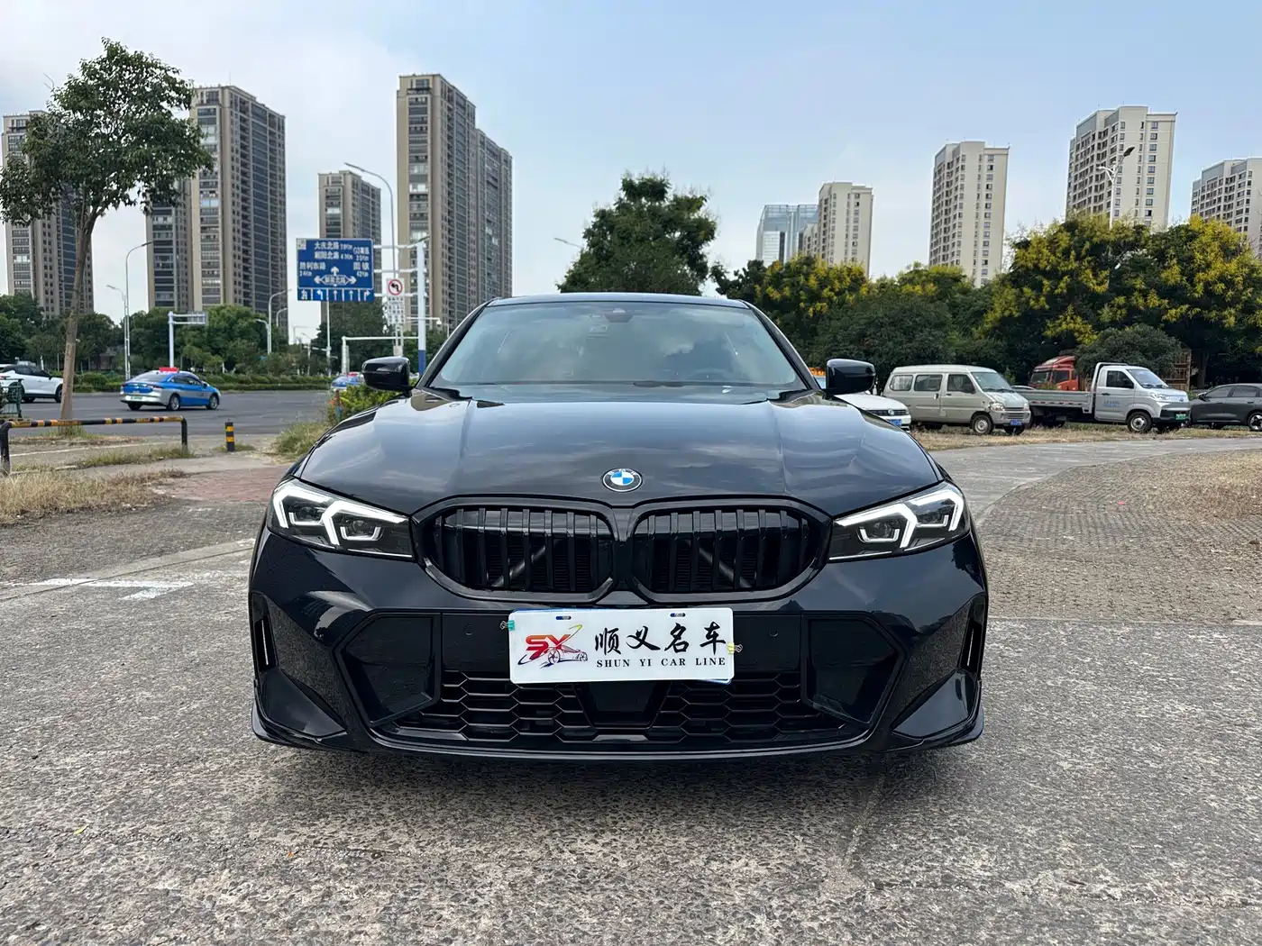 BMW 325Li G28 2025 M Sport Package — вид спереди, чёрная решётка радиатора и передний бампер