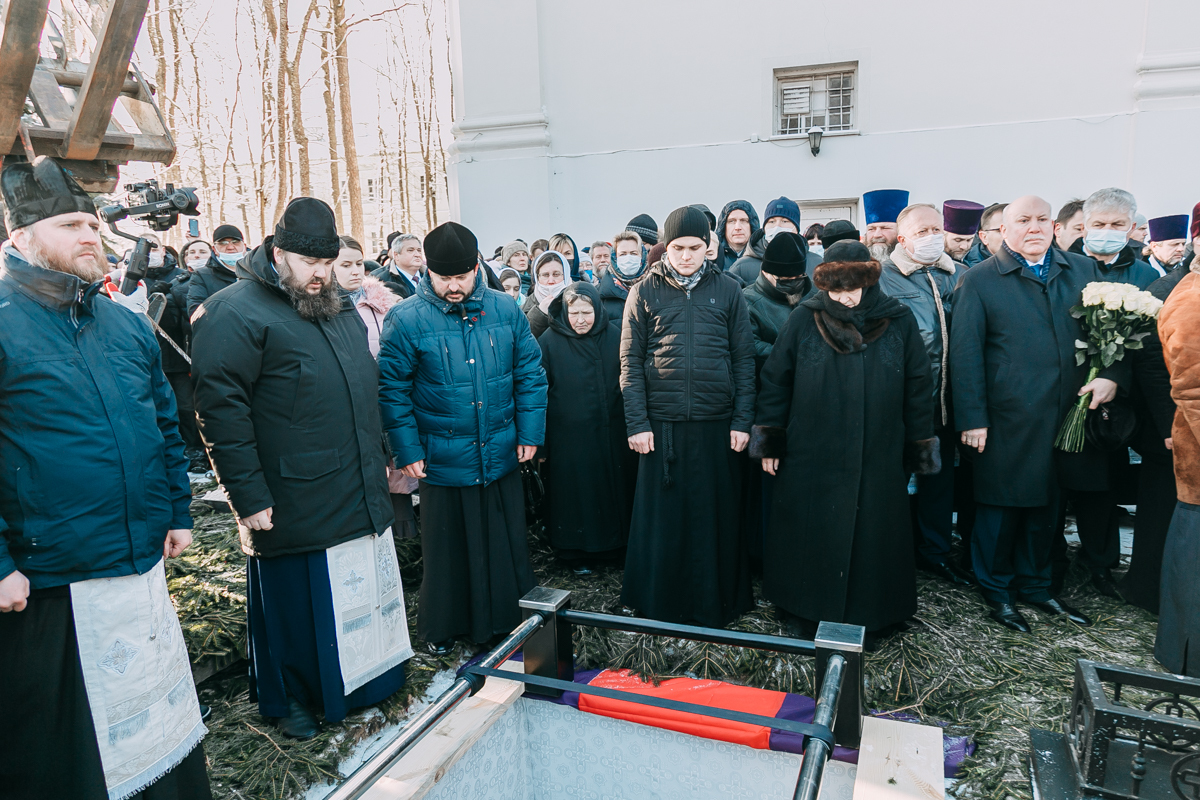 Чем отличается панихида от литургии. Митрополит Филарет Вахромеев могила. Филарет Вахромеев похороны. Филарет Вахромеев могила. Могила митрополита Филарета.