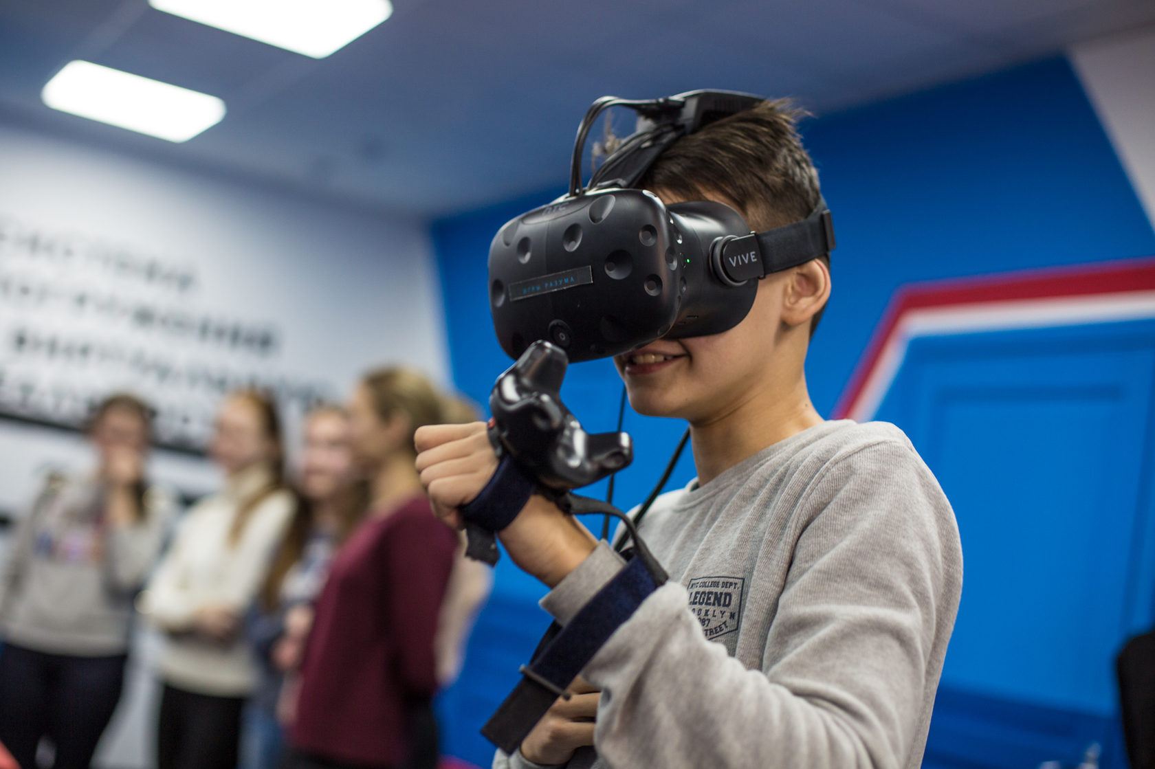 Школа vr. Шлем виртуальной реальности в школе. Тренажер виртуальной реальности. Очки виртуальной реальности в школе. Уроки в виртуальной реальности.