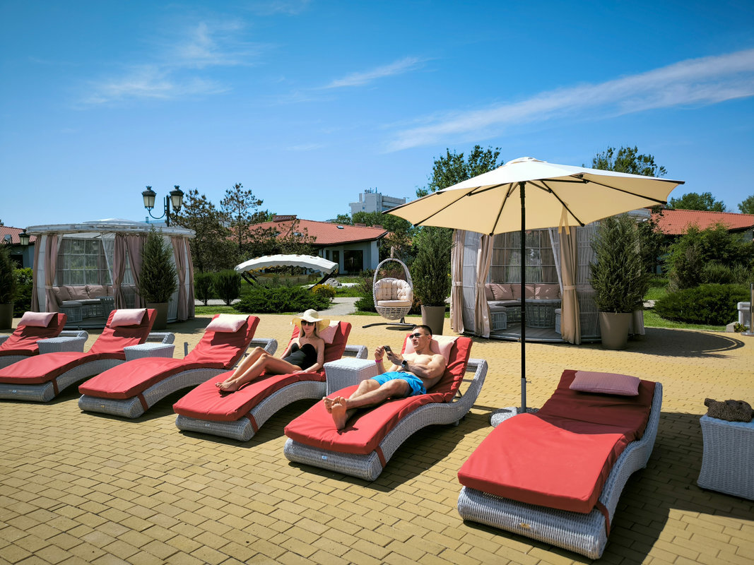 Мебель для бассейнов и зоны у воды из ротанга от Malacca