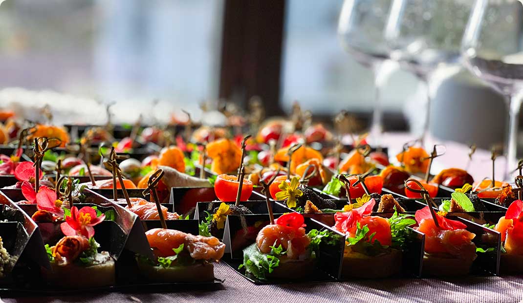 подносы с мини блюдами