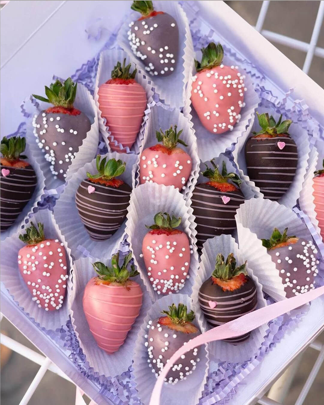 Хранение клубники в шоколаде. Клубника в шоколаде 9 шт. Клубника в шоколаде в коробке. Клубника в шоколаде букет для мужчины. Boss berry сладости.