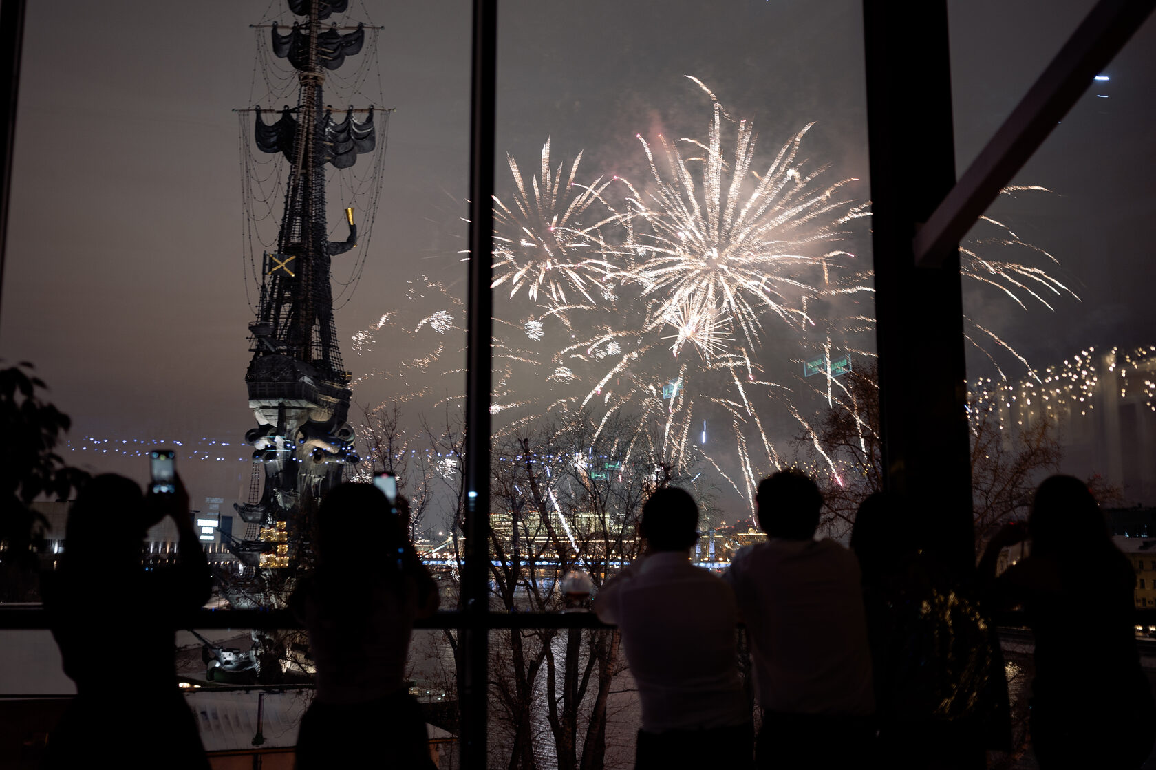 Где встретить новый 2024 в москве. Новый год панорама. Новогодняя ночь. Крымская набережная в Москве ночью. Новый год в Крыму.