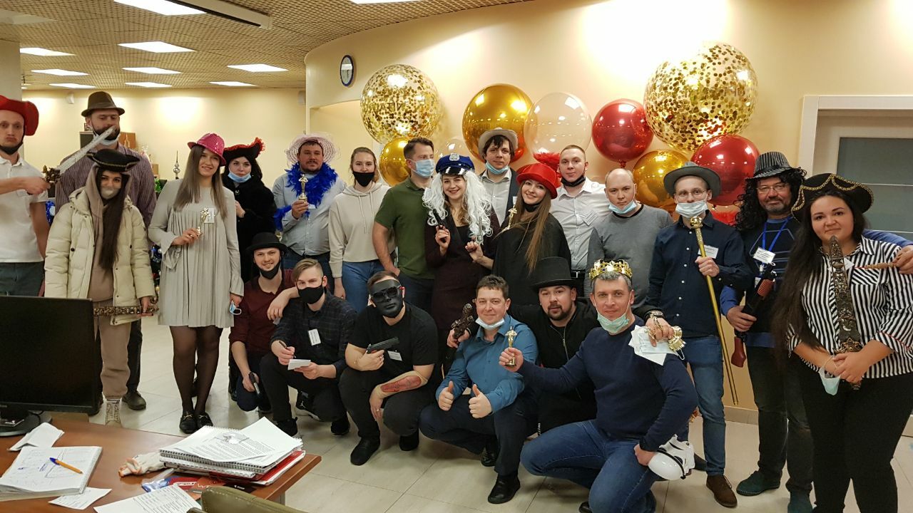 Большая команда участников в ярких образах после корпоративного квеста