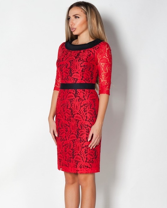 Червена рокля от дантела с контрастен тъмносин хастар, подходяща за празници като Нова година и Коледа