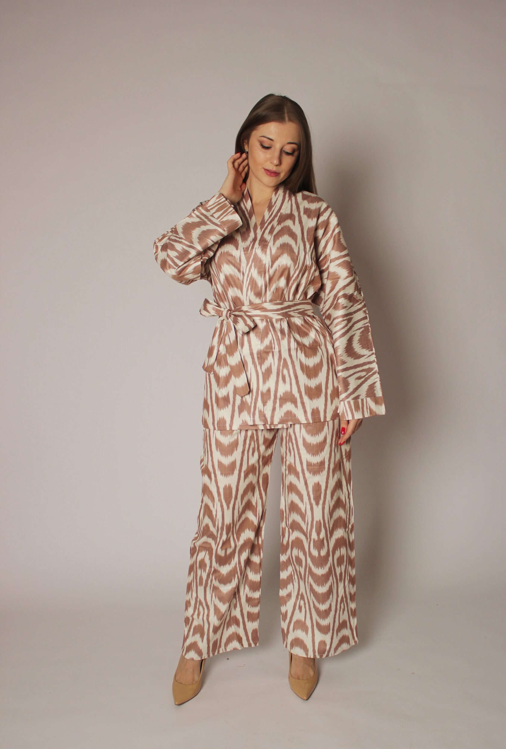 Халат, кимоно, костюм женский. Купить в магазине navigatore. На сайте, озон (ozon), маркете. В москве, спб, по всей россии. Красивый, модный, пляжный, удобный, домашний (home), турецкий, узбесккий, премиум, натуральный, восточный, бежевый.