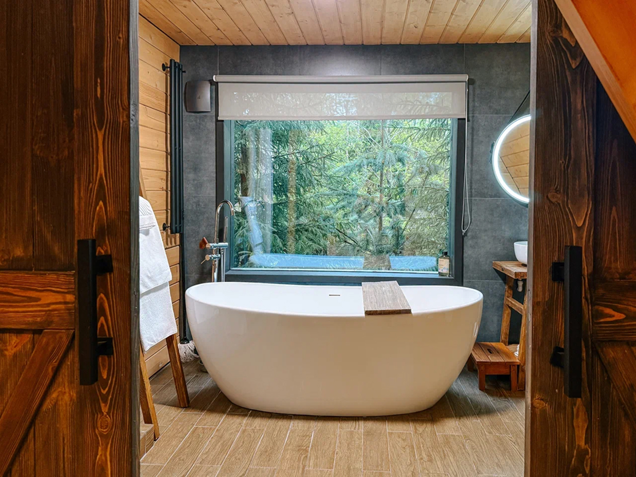 Домик в аренду с ванной у окна как в Пинтерест