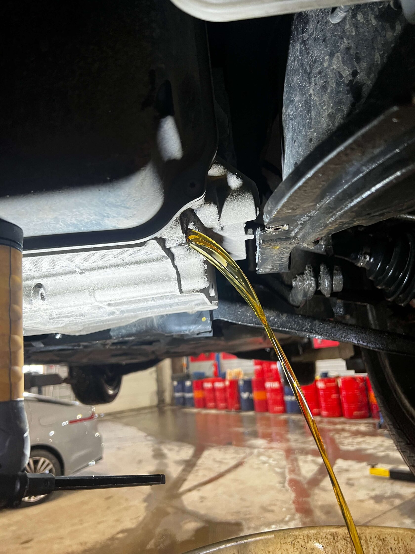 Слив масла через вторую пробку