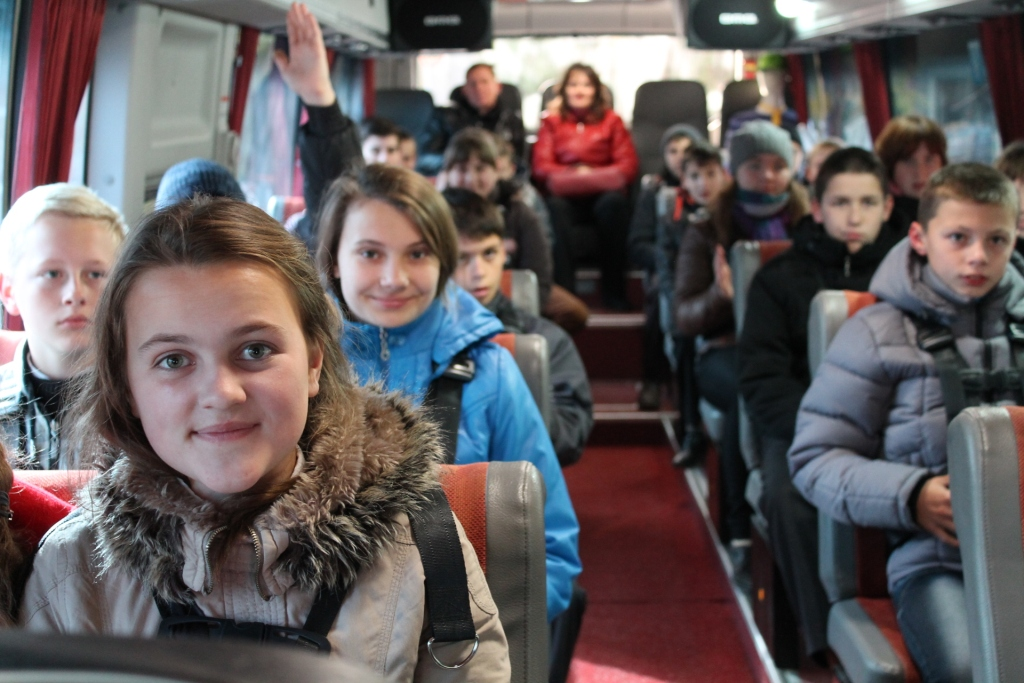Школьные туры. Дети в автобусе на экскурсии. Школьники на экскурсии. Дети в экскурсионном автобусе. Автобус для детей.