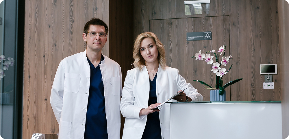врачи стоматологии Breket Club у ресепшена консультация пациентов ортодонтия Москва