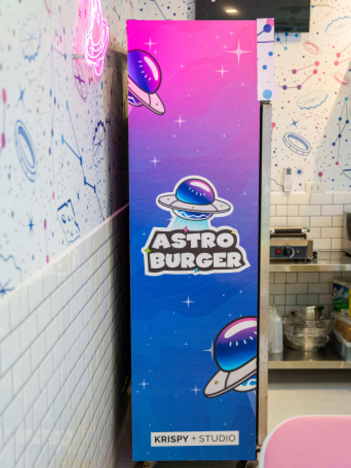 Брендинг для бургерной Astro Burger: логотип, фирменный стиль, упаковка, космическая стилистика